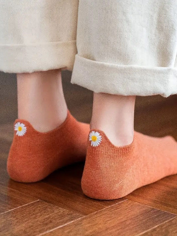 Embroidered Daisy Ankle Socks