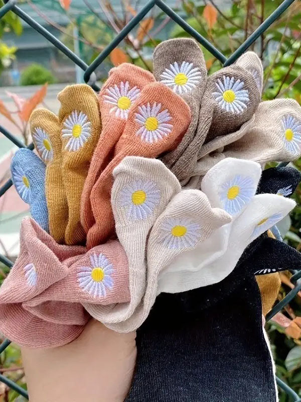 Embroidered Daisy Ankle Socks